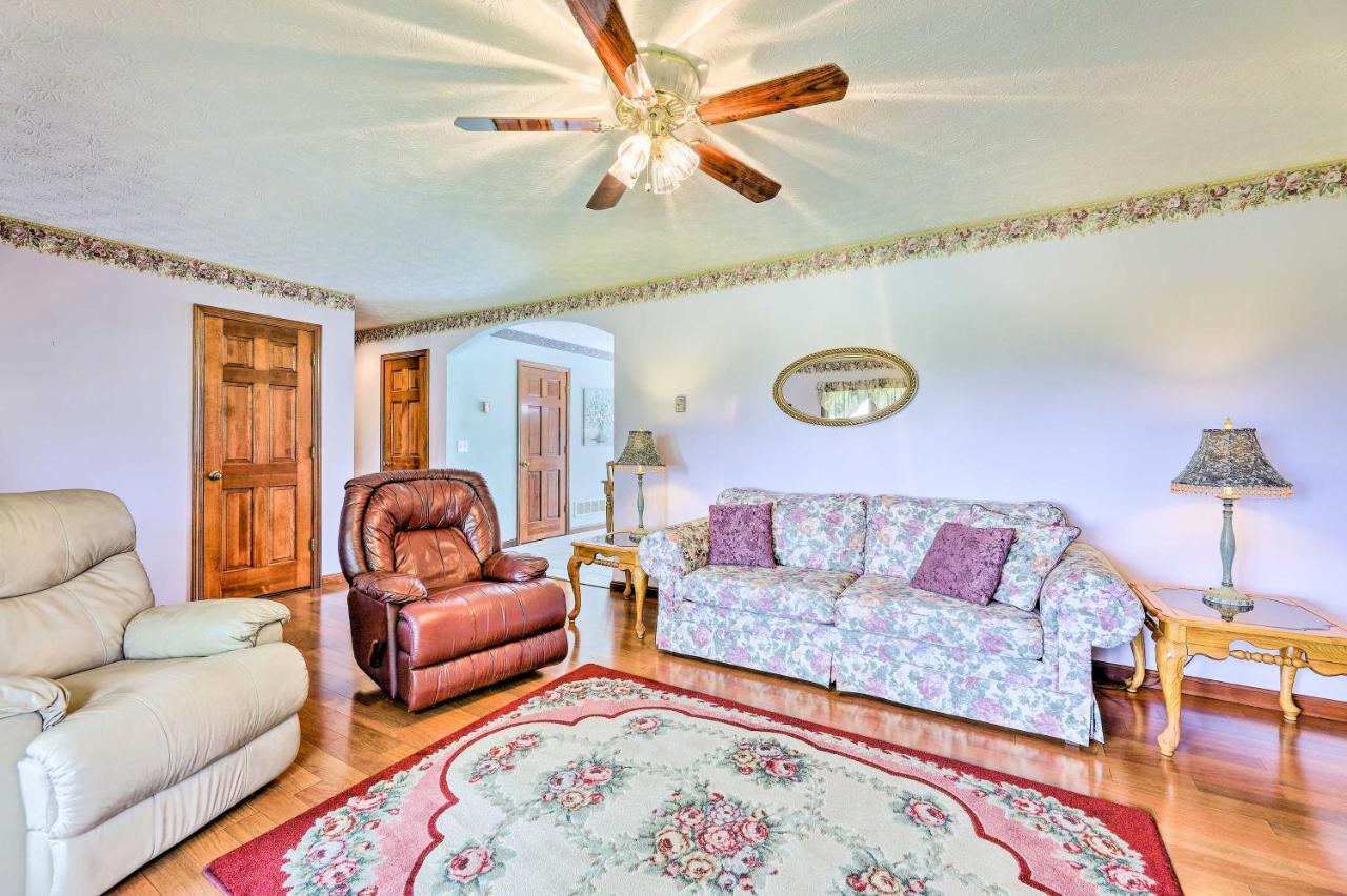 Вілла Charming Williamstown Retreat With Private Yard Екстер'єр фото