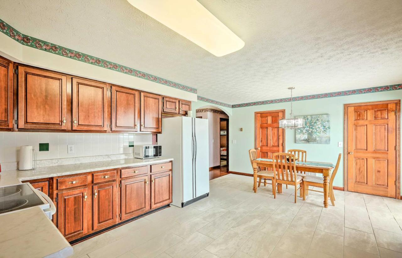 Вілла Charming Williamstown Retreat With Private Yard Екстер'єр фото