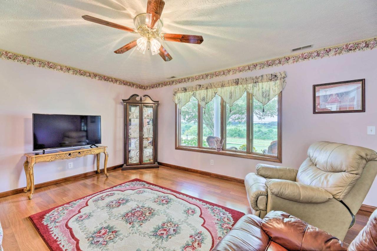 Вілла Charming Williamstown Retreat With Private Yard Екстер'єр фото