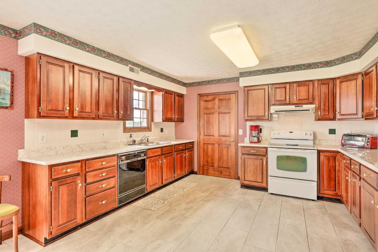 Вілла Charming Williamstown Retreat With Private Yard Екстер'єр фото