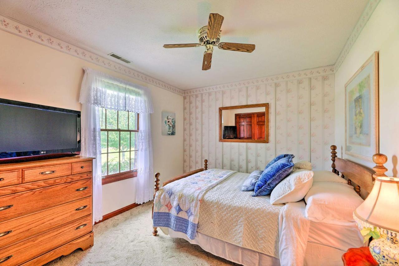 Вілла Charming Williamstown Retreat With Private Yard Екстер'єр фото