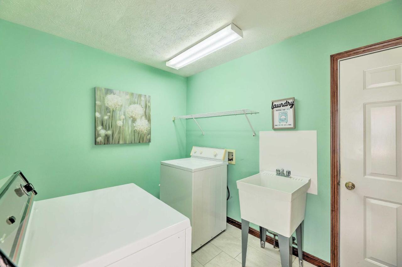 Вілла Charming Williamstown Retreat With Private Yard Екстер'єр фото