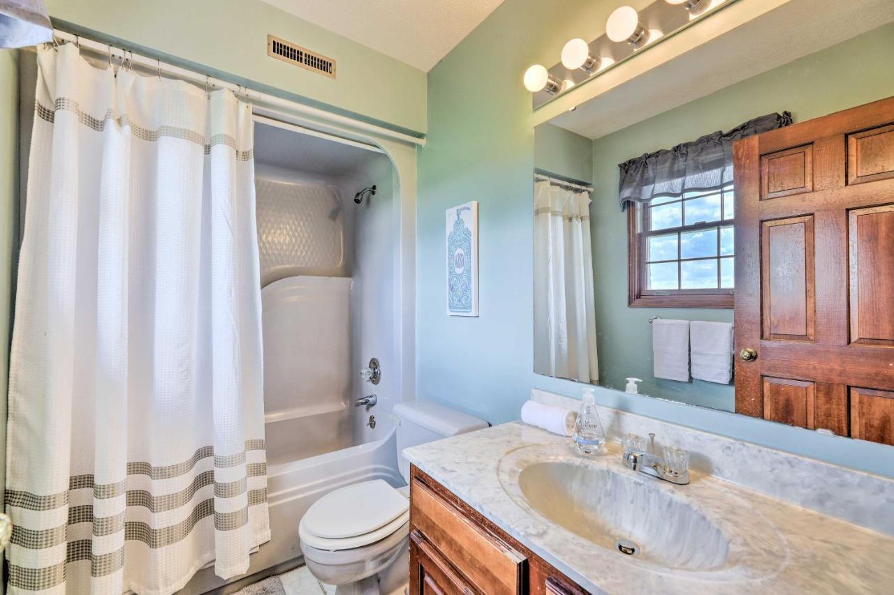 Вілла Charming Williamstown Retreat With Private Yard Екстер'єр фото