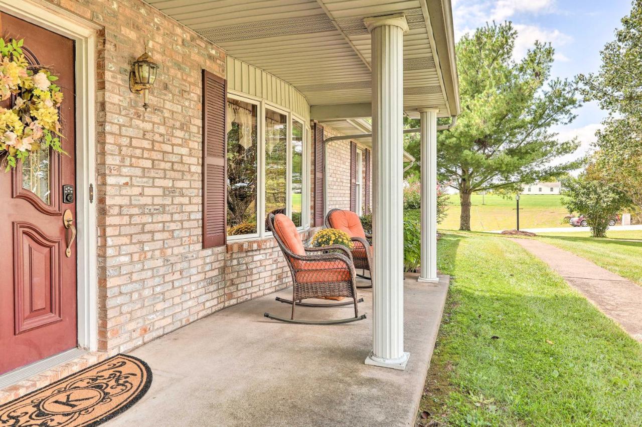 Вілла Charming Williamstown Retreat With Private Yard Екстер'єр фото